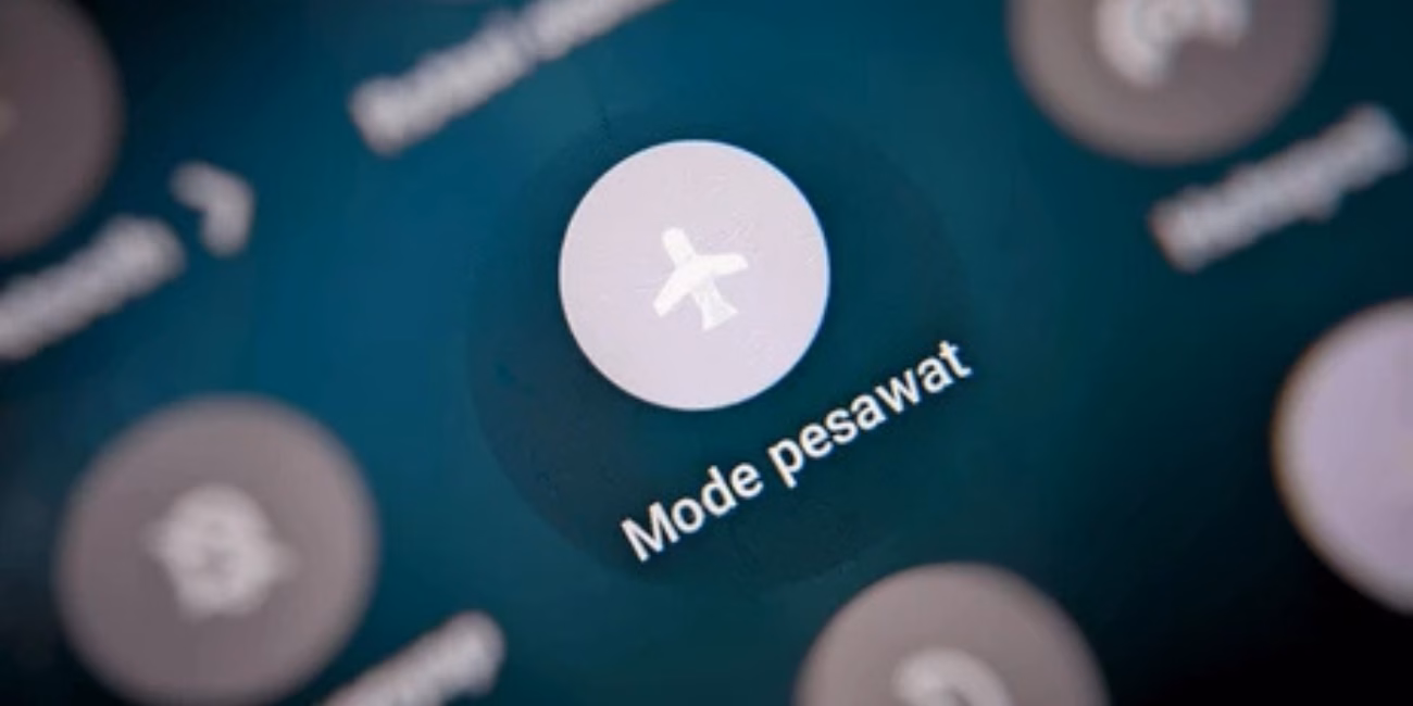 Mematikan fitur GPS HP secara manual agar sistem mode pesawat melacak lokasi tidak berfungsi.