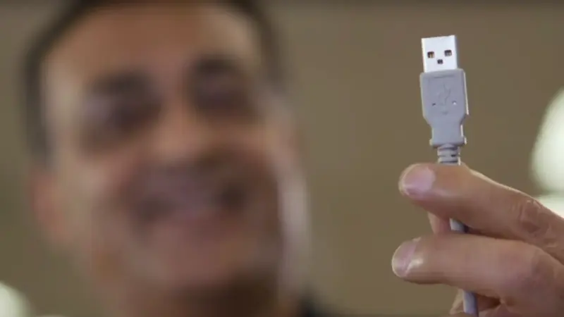 Foto tokoh teknologi Ajay Bhatt untuk membahas sejarah di balik masalah mencolokkan USB terbalik.