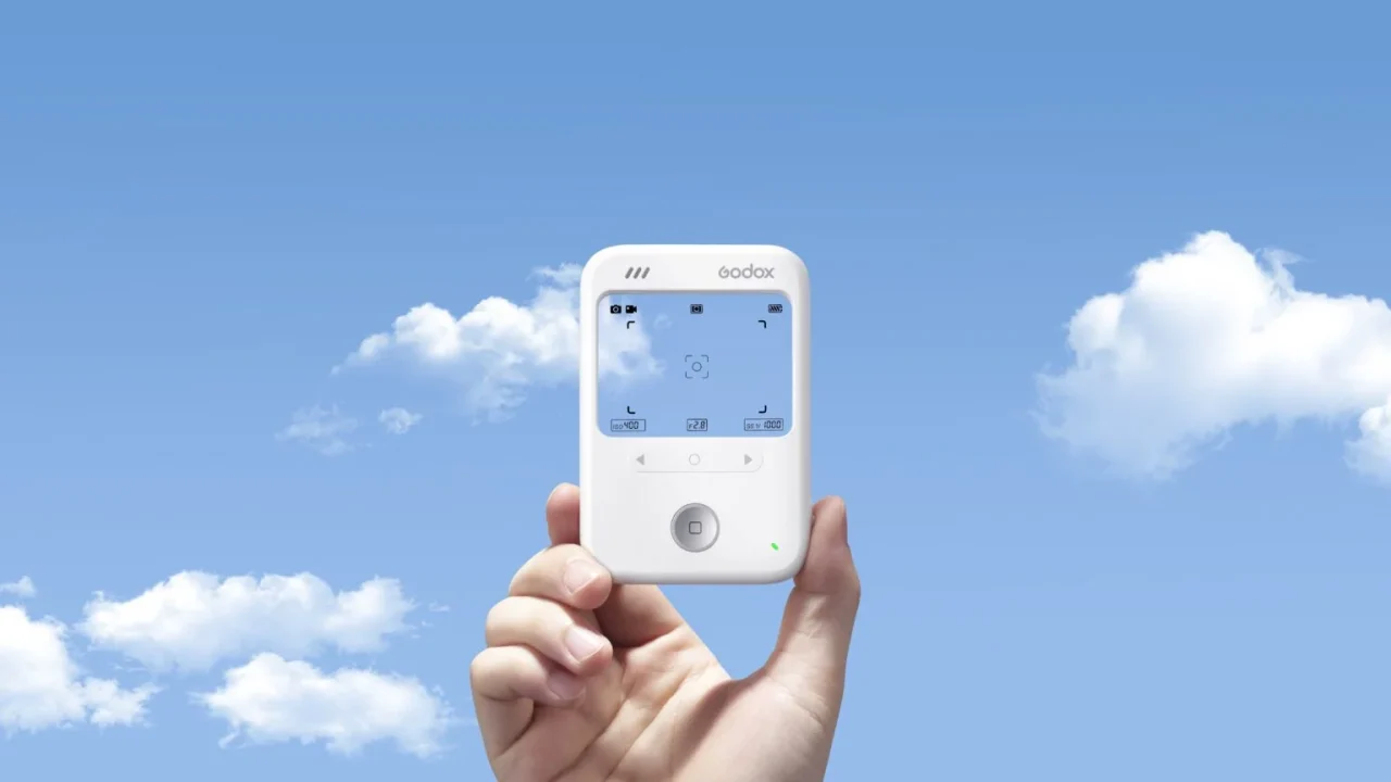 Kamera compact unik Godox C100 dengan desain bodi minimalis menyerupai iPod Classic.