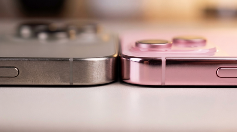 Perbandingan tekstur bingkai bodi ponsel pintar berbahan titanium vs aluminium.