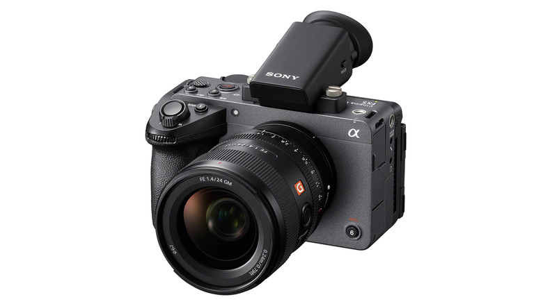 Kamera Sony FX5 dengan prosesor AI dan pendeteksi fokus otomatis.