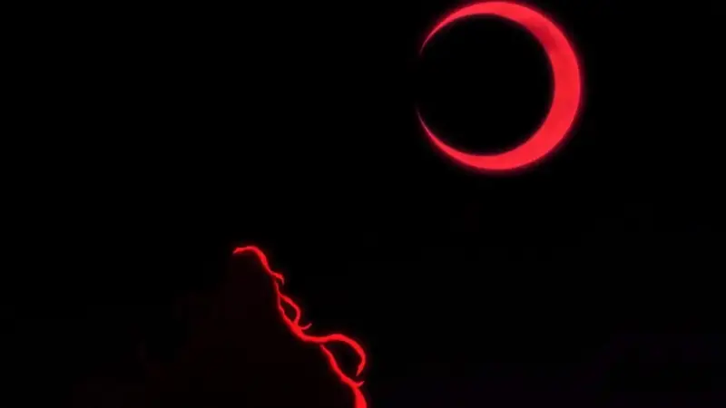 Ditandai Kemunculan Bulan Sabit Merah