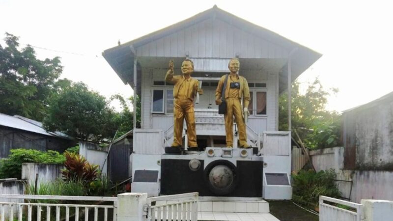 Kamera Leica jadi Saksi Bisu Keberanian Mendur Bersaudara Abadikan 17 Agustus 1945 3 Monumen Tugu Pers Mendur Bersaudara di Minahasa sebagai bentuk penghormatan bagi fotografer proklamasi.